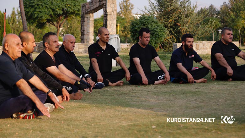 راهێنه‌رێك خۆبه‌خشانه‌ 14 ساڵ راهێنان به‌ هاوڕێكانی ده‌كات